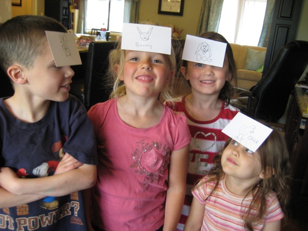 Who am I và What am I - trò chơi vui nhộn, đơn giản, dễ tổ chức tại nhà, trong nhóm nhỏ, trong lớp học